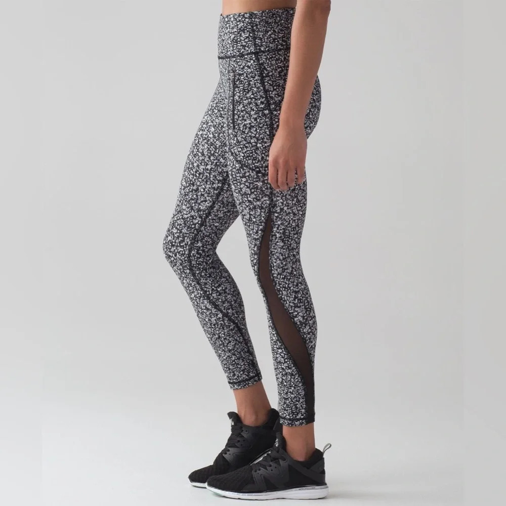 Lululemon Invigorate 7/8 Tight Daisy Dust Alpine White Black/Black Size 4 W5AKLS